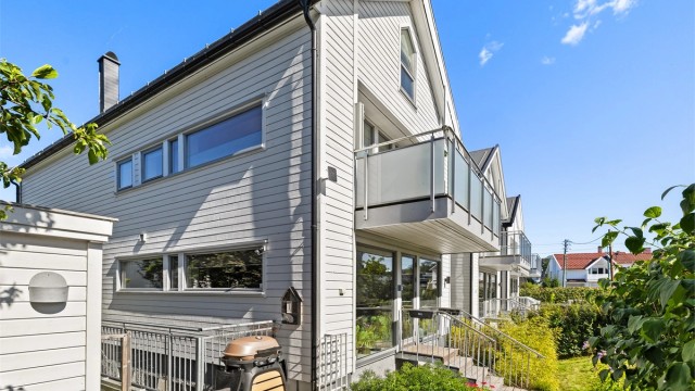 Det er et rikt fritidstilbud i nærmiljøet, med kort vei til både marka og sjøen.