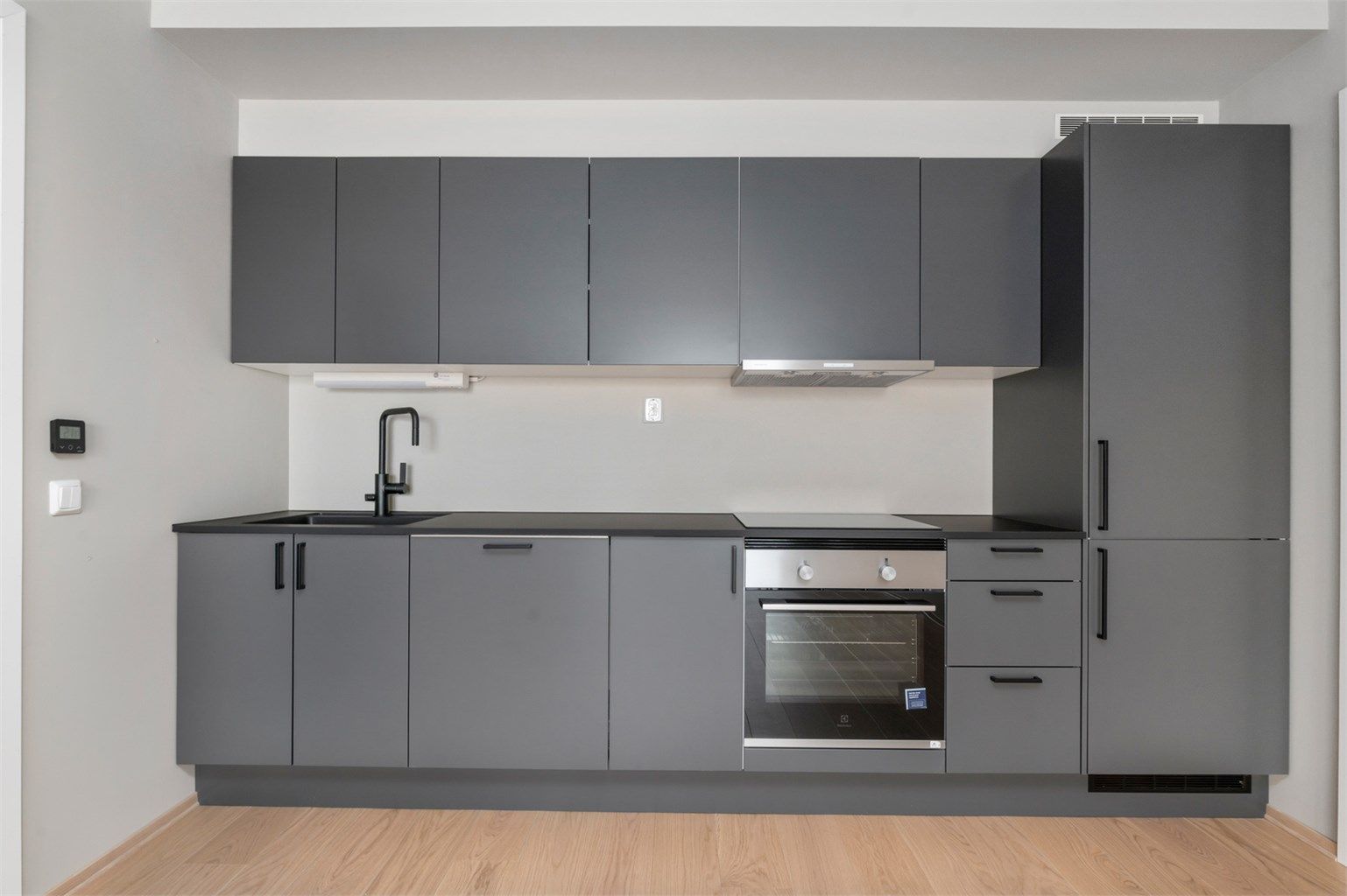 Stilrent kjøkken fra Sigdal med integrerte hvitevarer.