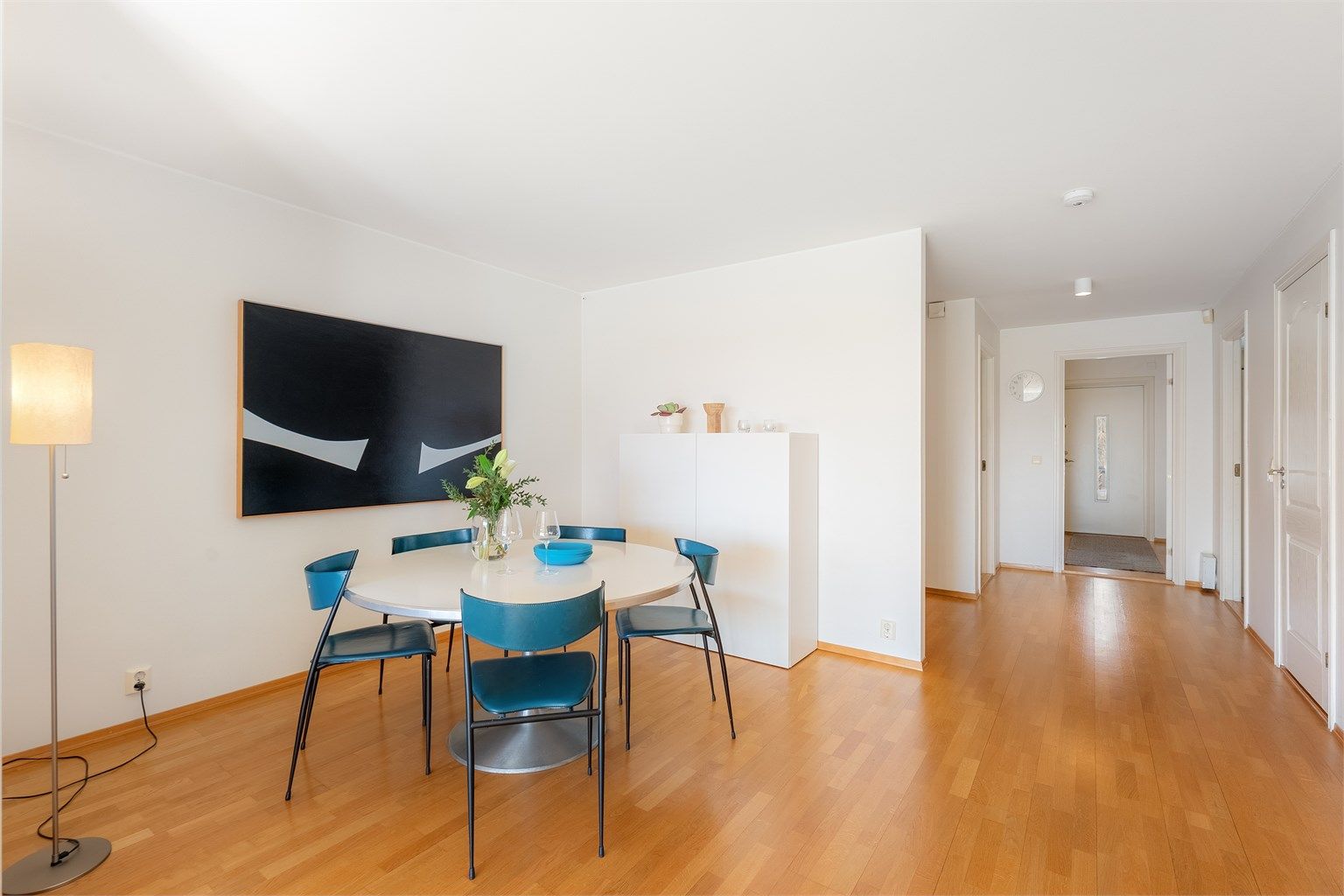 Det er god plass for spisegruppe i stuen