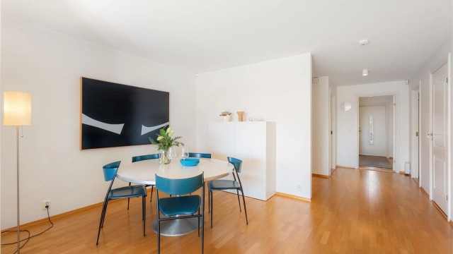 Det er god plass for spisegruppe i stuen