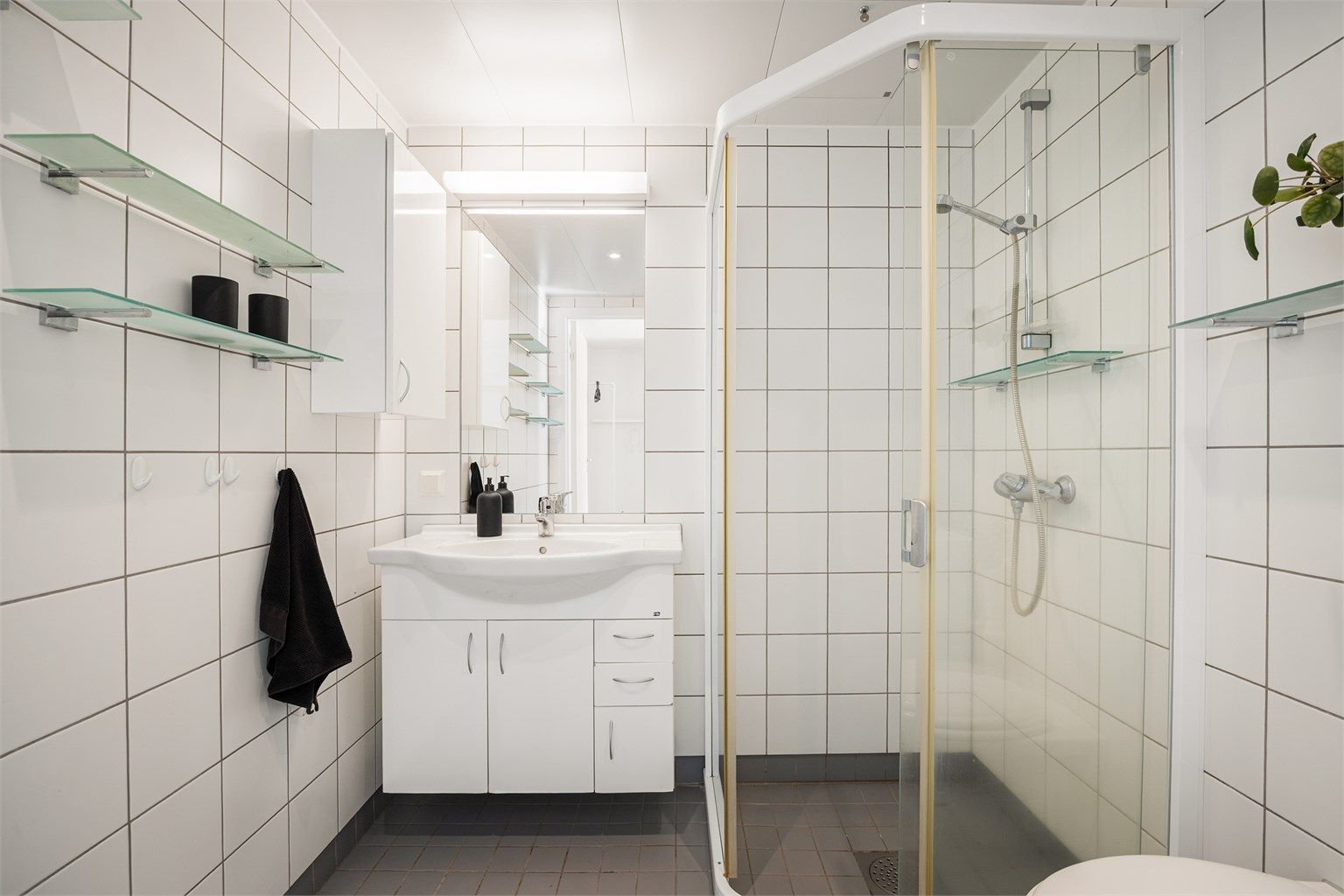 Flislagt bad med downlights i tak og gulvvarme.