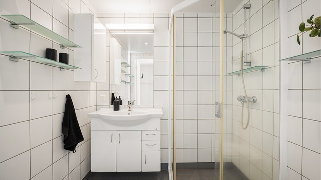 Flislagt bad med downlights i tak og gulvvarme.