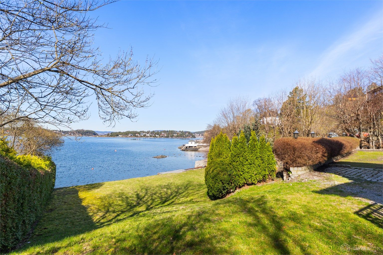 Her bor du tett på sjøen, med gangavstand til populære badeplasser som Katten og Nordstrand bad, og med kyststien like ved.