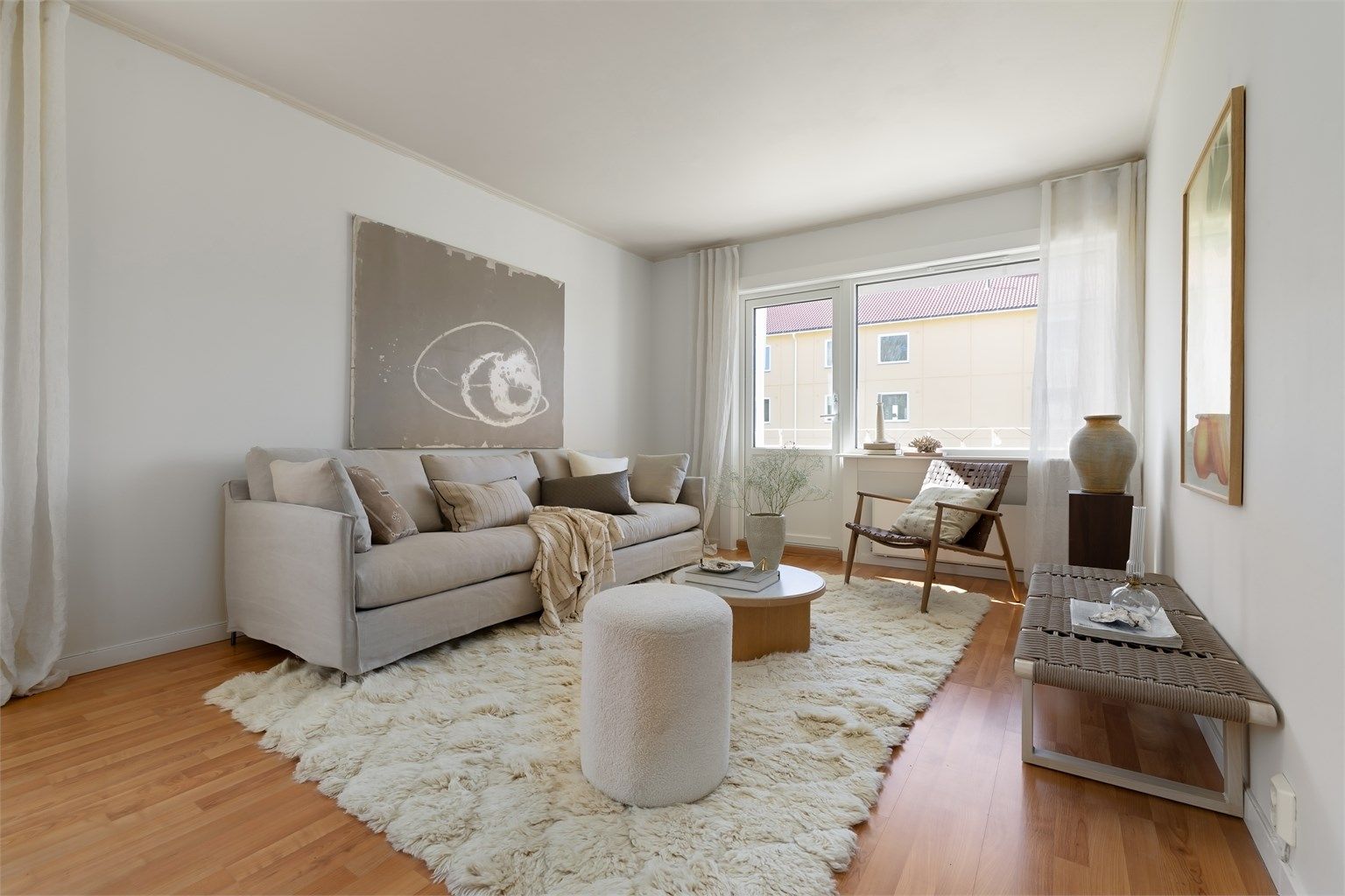 Det første som møter deg er store vindusflater på flere kanter, samt balkongdør som gir en god atmosfære