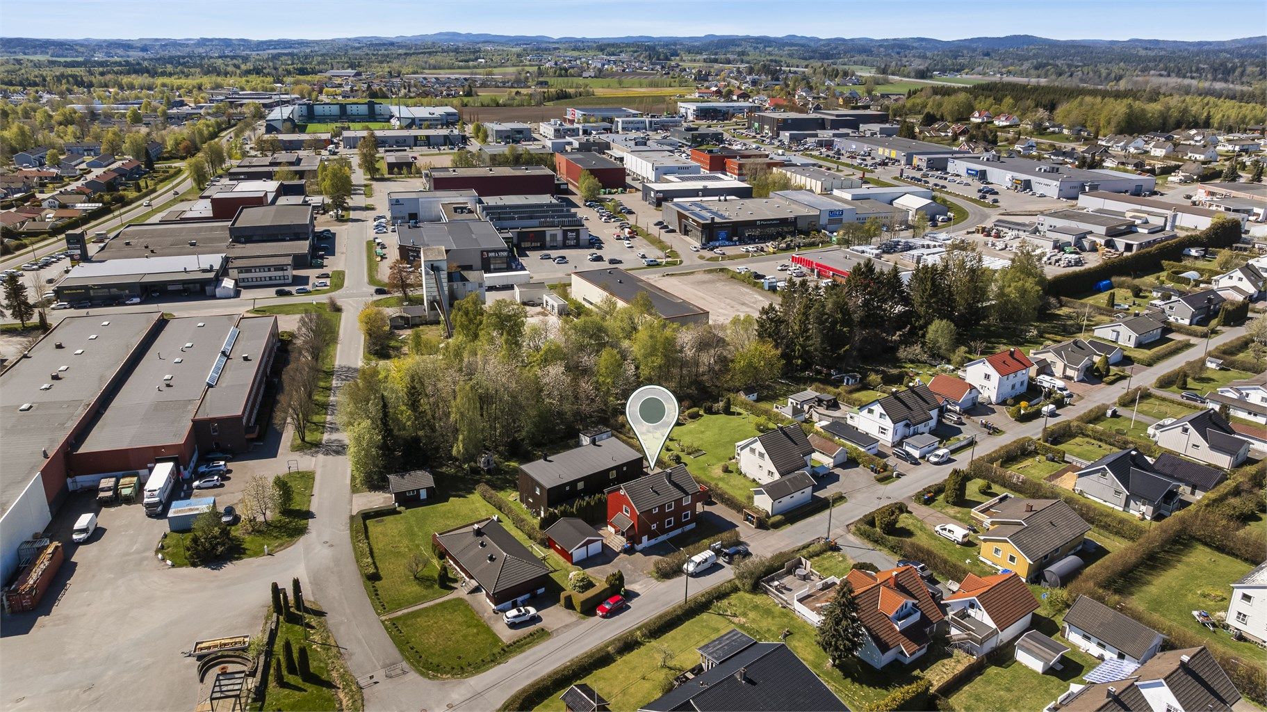 Eiendommen ligger sentralt på Haukerød, med umiddelbar nærhet til Pindsle. Her finner du både treningssenter, apotek og dagligvareforretninger. For øvrig finnes det også mange butikker i området med alt til hus og hjem.