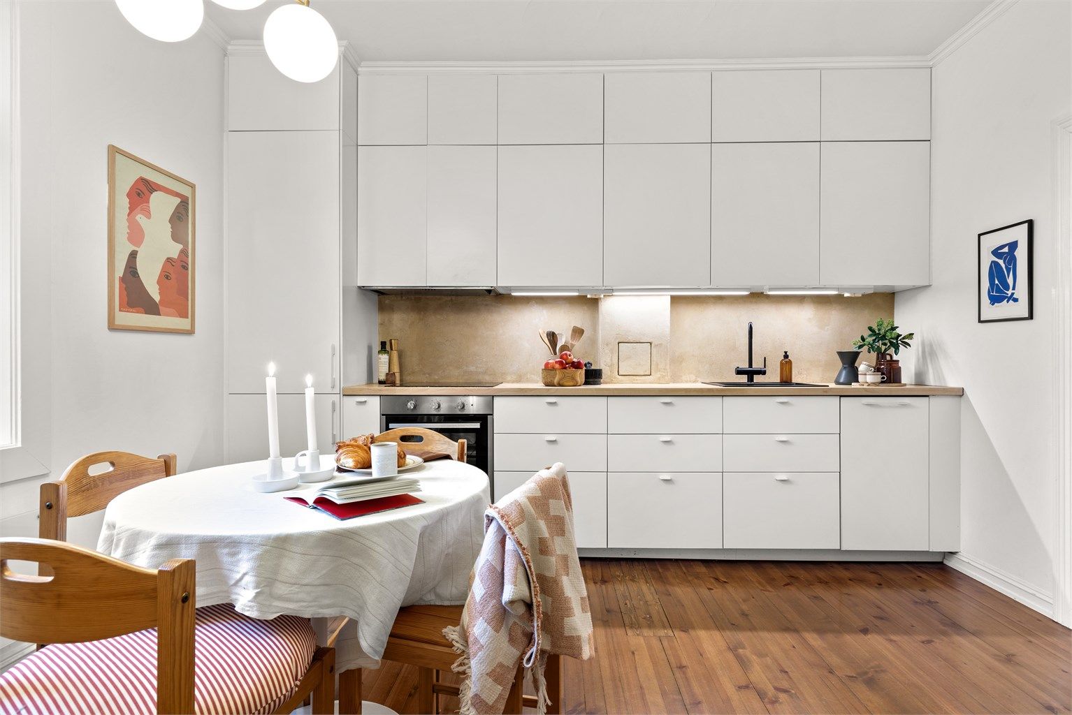 Moderne og praktisk IKEA kjøkken fra 2017. Integrerte hvitevarer og godt med skapplass. 