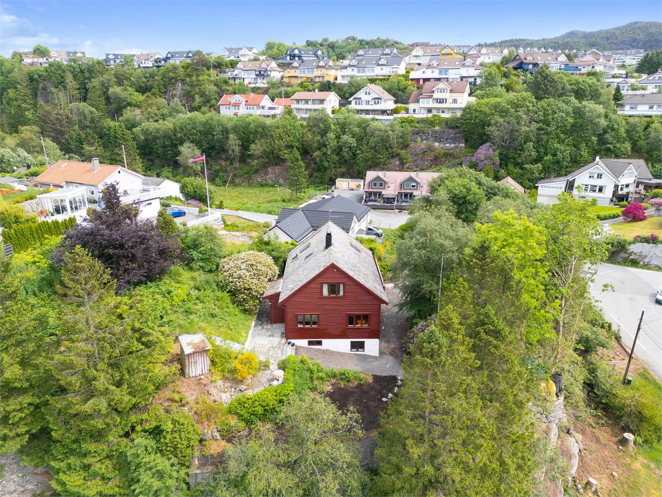 Stor og usjenert tomt på hele 1840 kvm som ligger fantastisk til på et lite høydedrag