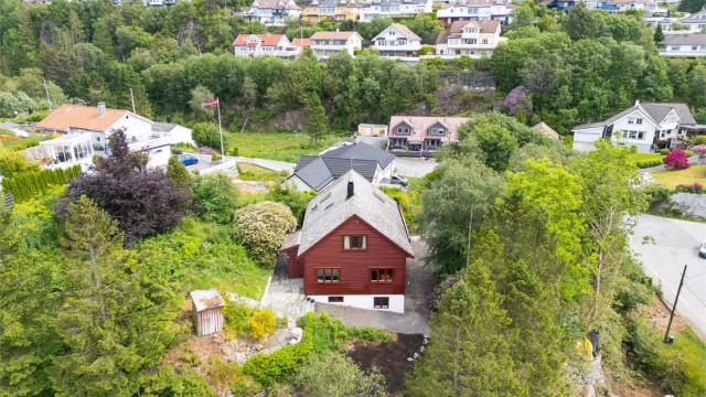 Stor og usjenert tomt på hele 1840 kvm som ligger fantastisk til på et lite høydedrag