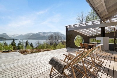 En unik fritidseiendom langs Storfjorden med fabelaktig utsikt, gode solforhold og fredelig beliggenhet