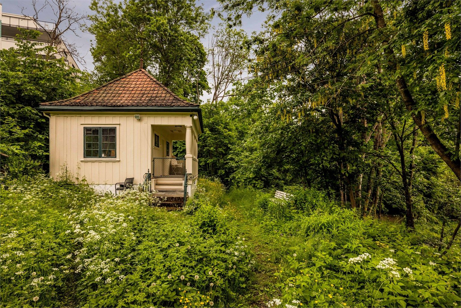 Sameiet har fellesboder og sykkelbod i kjelleren. Det er også en felles møblert havestue tilgjengelig for utlån.