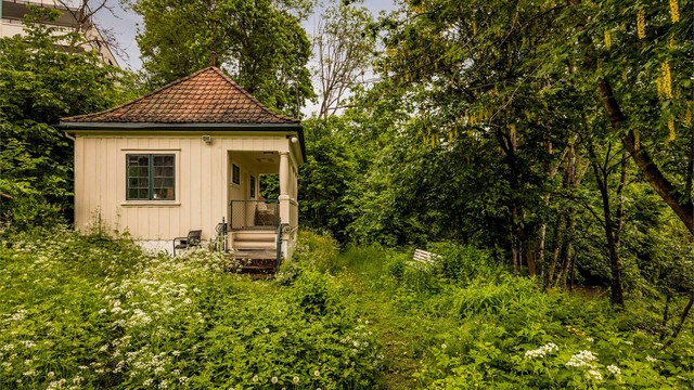 Sameiet har fellesboder og sykkelbod i kjelleren. Det er også en felles møblert havestue tilgjengelig for utlån.