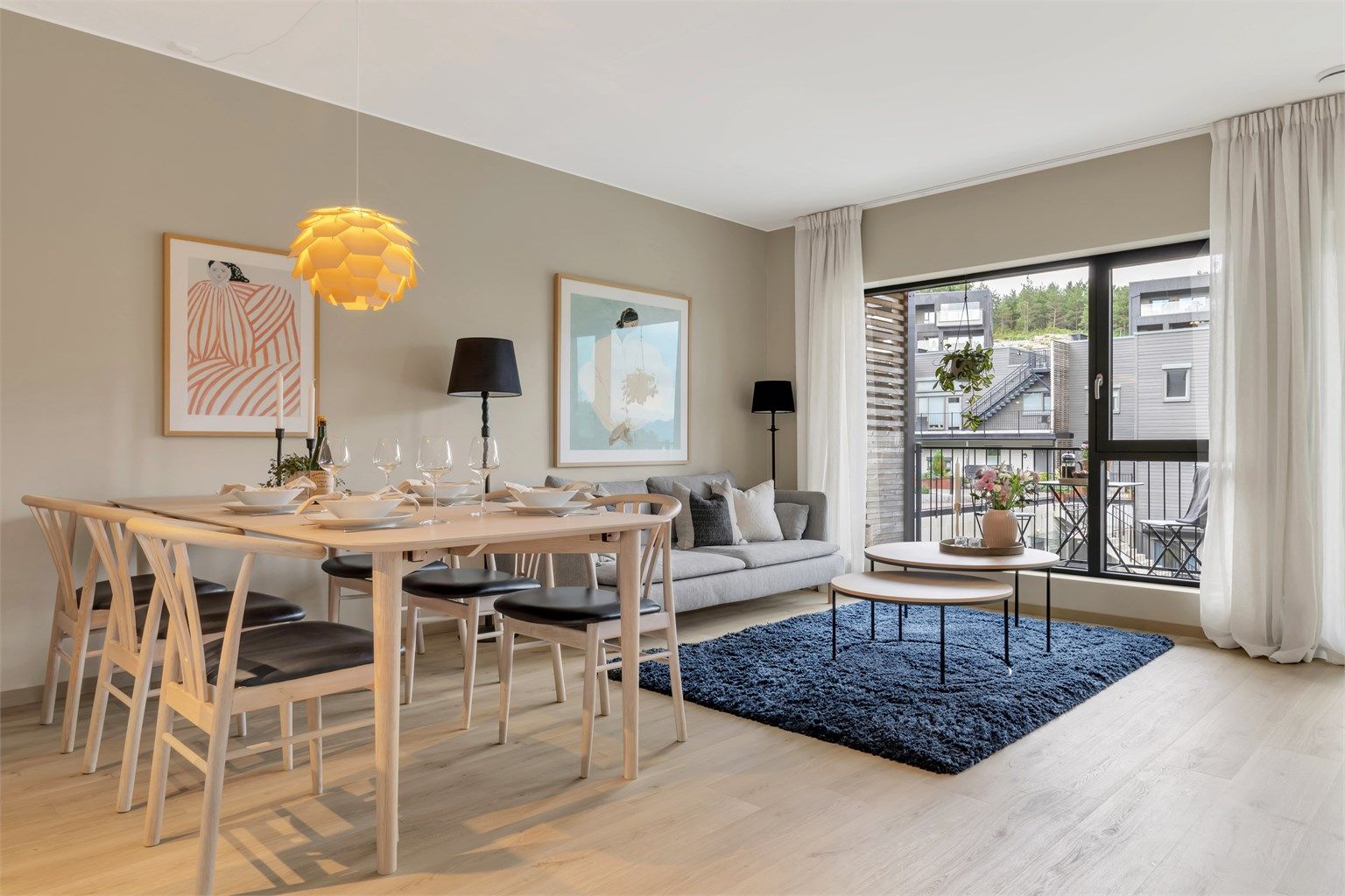 Stuen har god takhøyde og her er store vindusflater som gir rikelig med naturlig lysinnslipp.