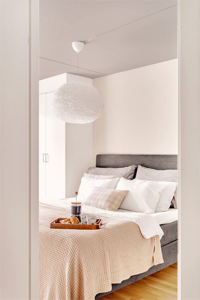 Fra soverommet er det utgang til et idyllisk uteområdet på 9 kvm.