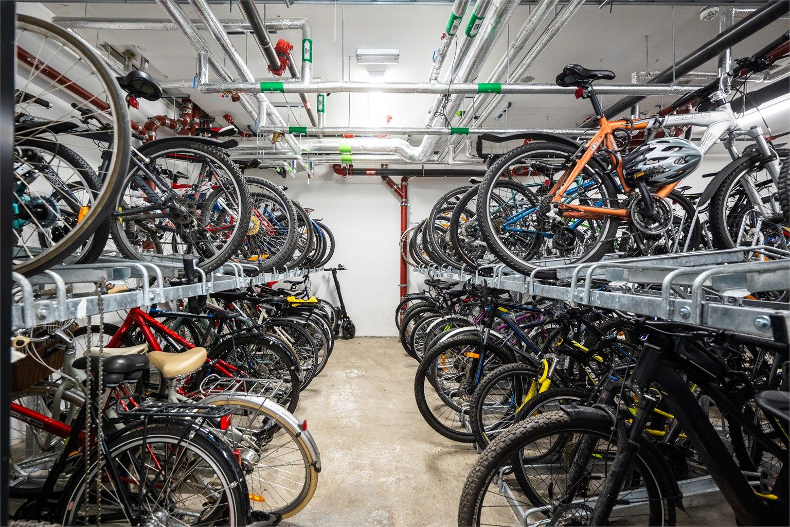 Felles sykkelparkering gjør det enkelt å oppbevare syklene trygt i sameiet.