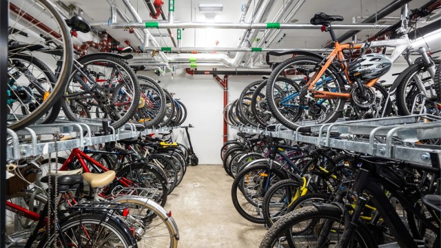 Felles sykkelparkering gjør det enkelt å oppbevare syklene trygt i sameiet.