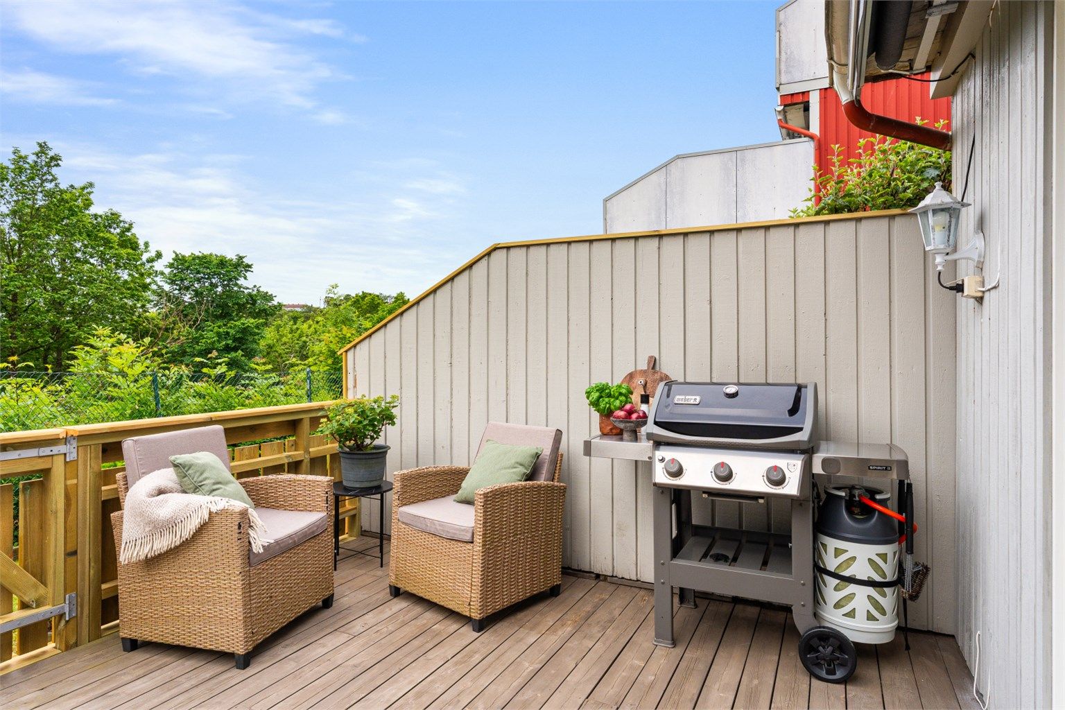 God plass til grill, flere sittegrupper og solsenger