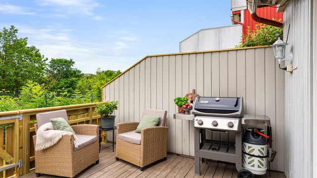 God plass til grill, flere sittegrupper og solsenger