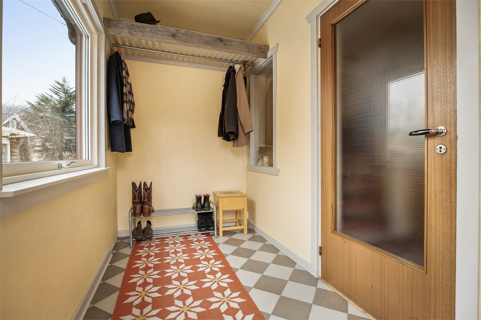 Entré med plass til å henge fra seg klær 