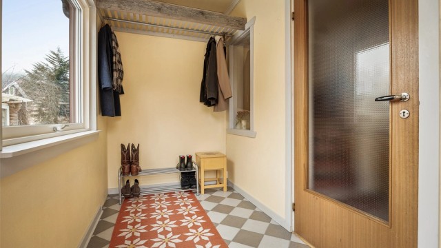 Entré med plass til å henge fra seg klær