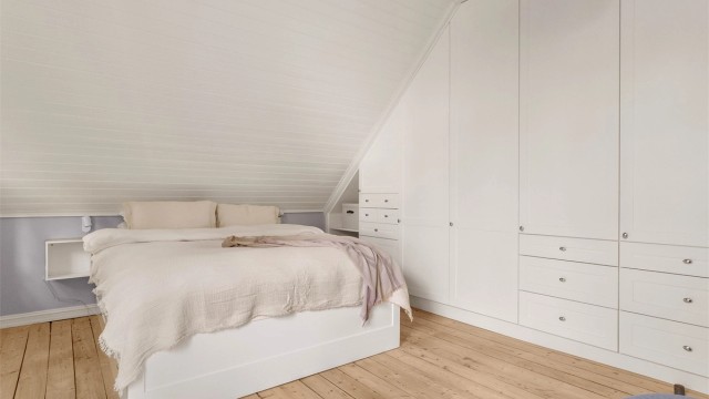 Hovedsoverommet har en stor, plassbygd garderobeløsning som utnytter plassen under skråtaket.