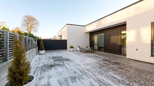 Stor markterrasse/uteplass mot nord med adkomst fra gang i hovedetasjen. Levegg mot naboer