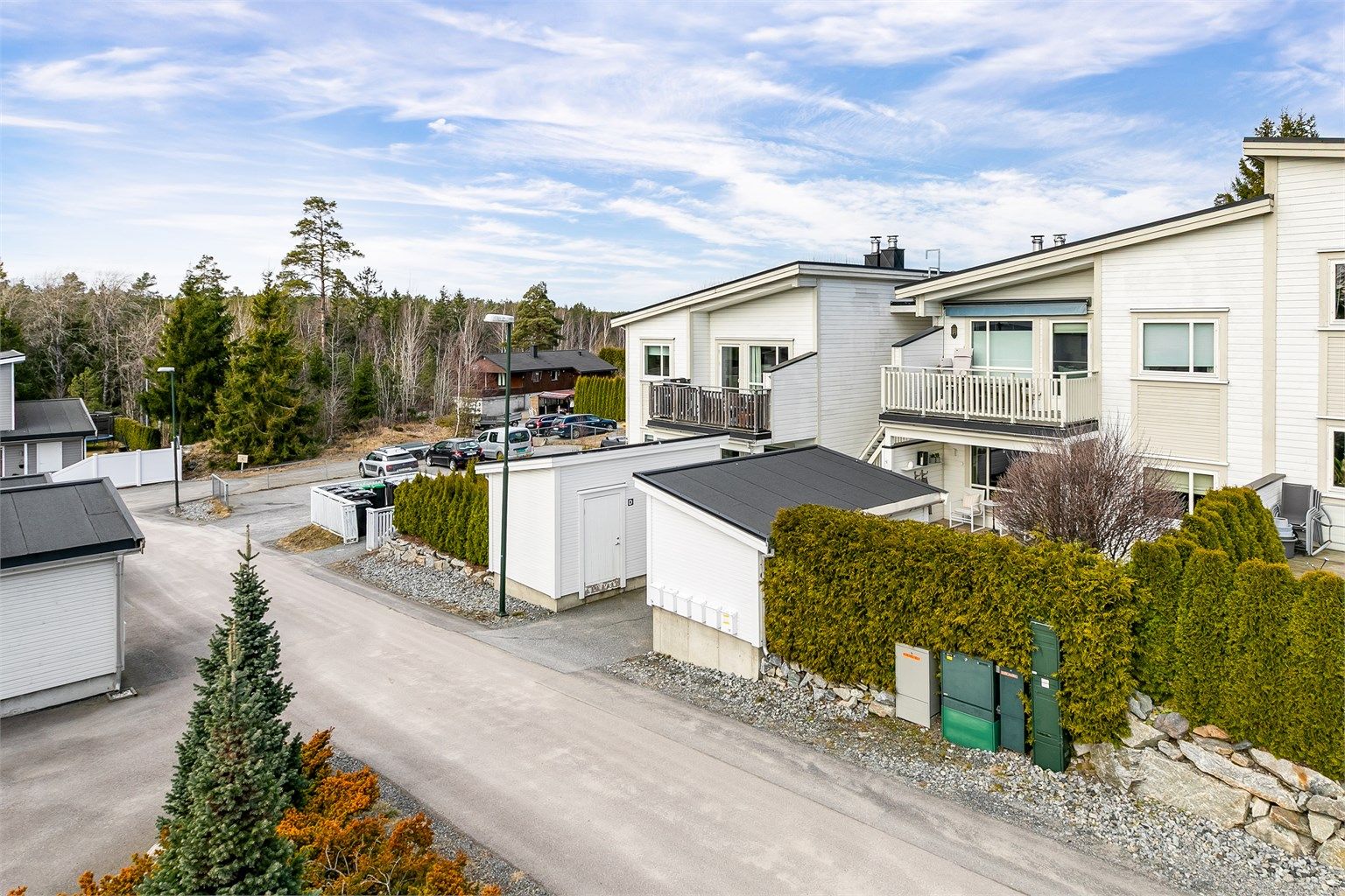 Leiligheten disponerer biloppstillingsplass merket 7B på felles parkeringsområde for sameiet.
