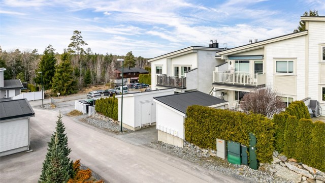 Leiligheten disponerer biloppstillingsplass merket 7B på felles parkeringsområde for sameiet.