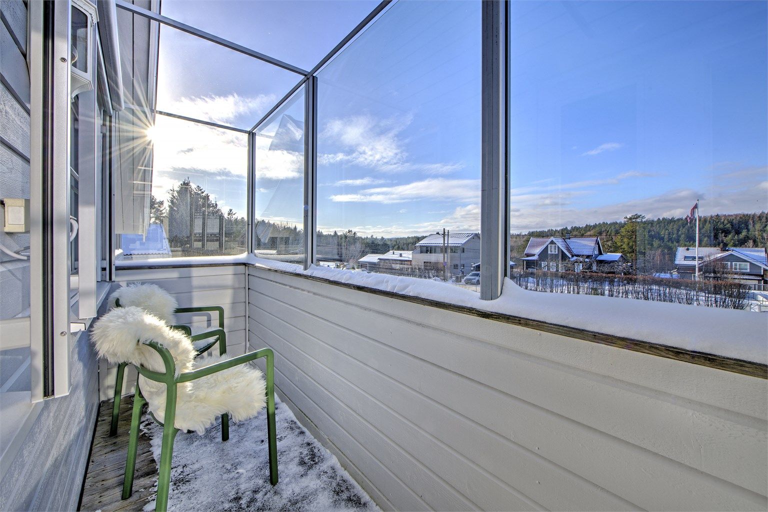 Fra soverommet er det utgang til en terrasse med meget god utsikt, hvor gelenderet har lydisolert støyskjerm. Både terrassedør og vindu er lydisolerte og har utvendig solskjerming.