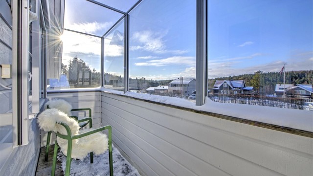 Fra soverommet er det utgang til en terrasse med meget god utsikt, hvor gelenderet har lydisolert støyskjerm. Både terrassedør og vindu er lydisolerte og har utvendig solskjerming.