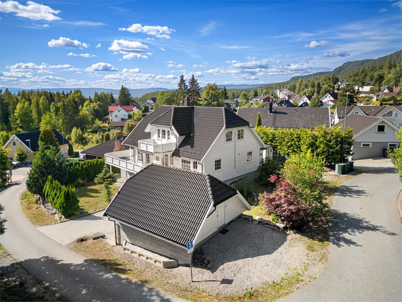 Stor, frittstående dobbelgarasje med god lagringsplass på loftet. 