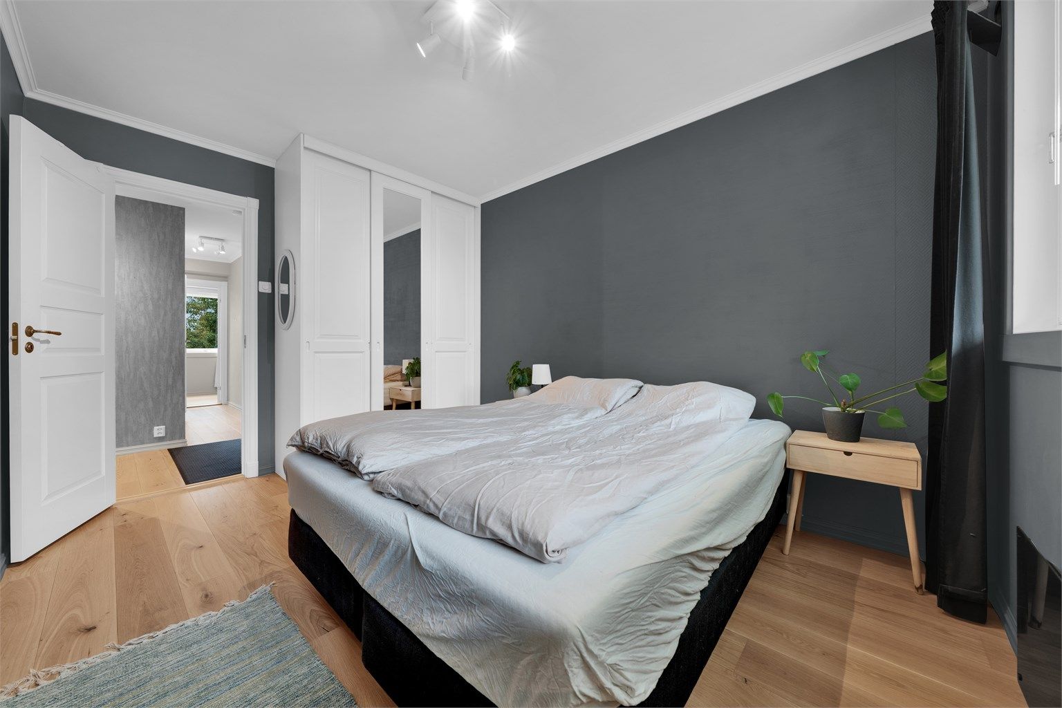 Soverommet er utstyrt med en romslig skyvedørsgarderobe med speilfronter.