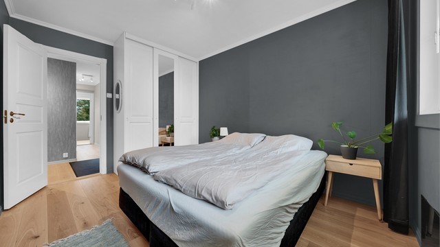 Soverommet er utstyrt med en romslig skyvedørsgarderobe med speilfronter.