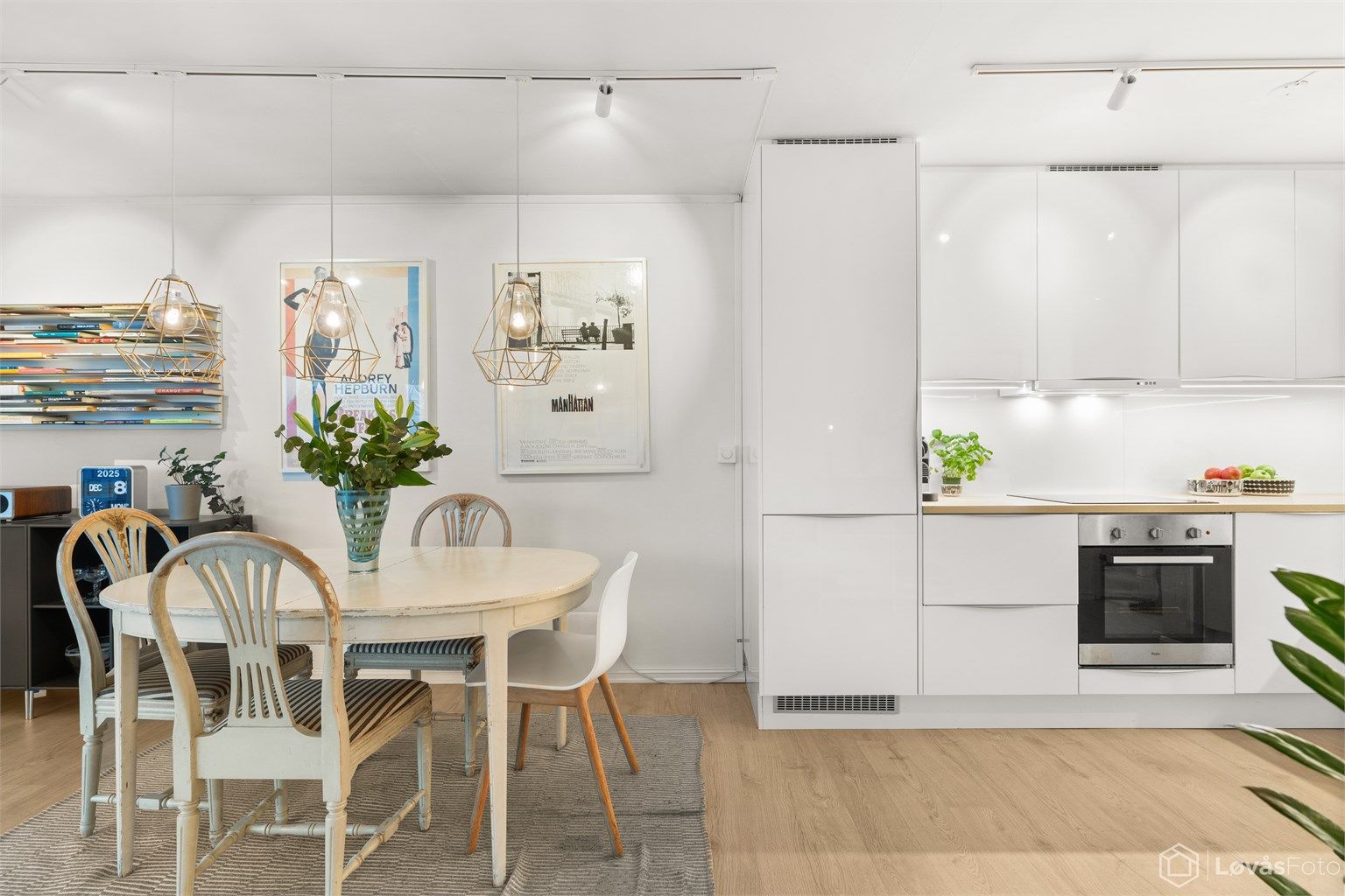 Kjøkkenet fra 2019 er praktisk innredet med glatte fronter og integrerte hvitevarer.