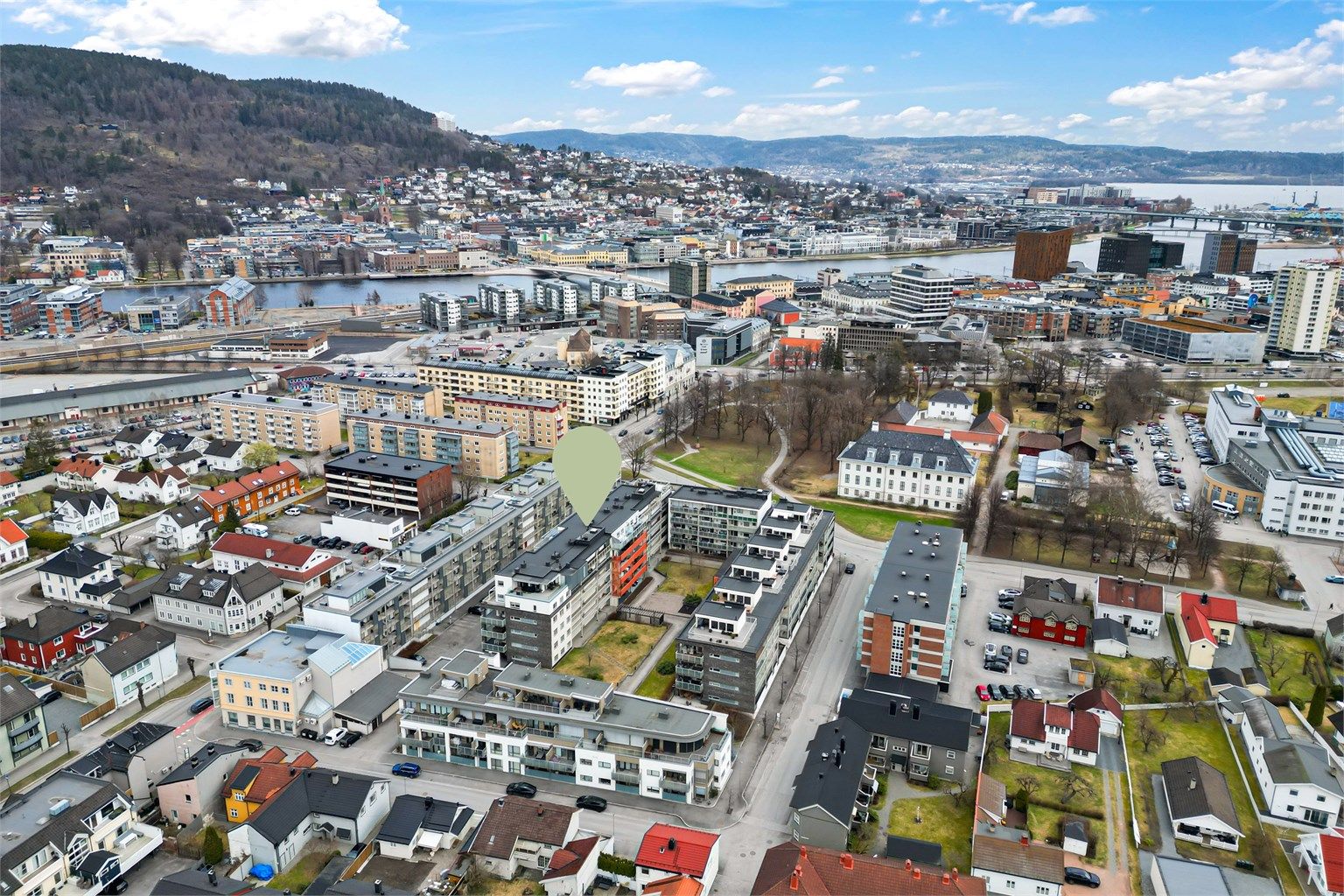 Gangavstand til sentrum med alt av butikker, servicetilbud, bibliotek, uteliv, kino, teater, treningssentre og idrettstilbud.
Foto: Haiman Askari