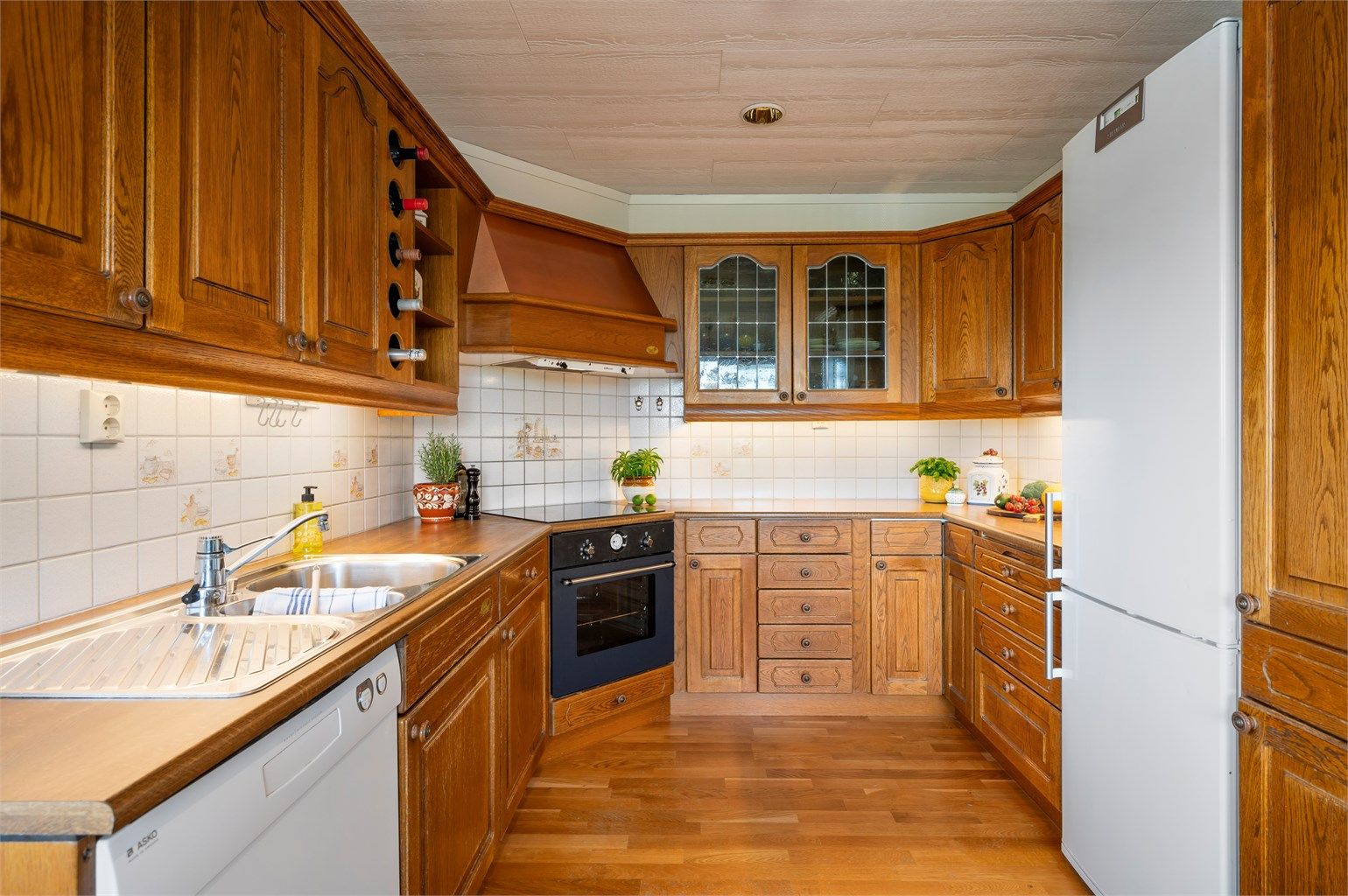 Kjøkkenet er innredet i heltre eik fra den tidligere produsenten Sivesind. 