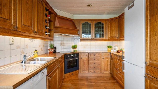 Kjøkkenet er innredet i heltre eik fra den tidligere produsenten Sivesind.