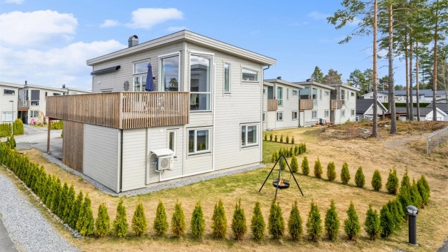 Velkommen til Spireavegen 39. En moderne enebolig i kjede beliggende på barnevennlige Fjellfoten. (Foto: Morten Eriksen).