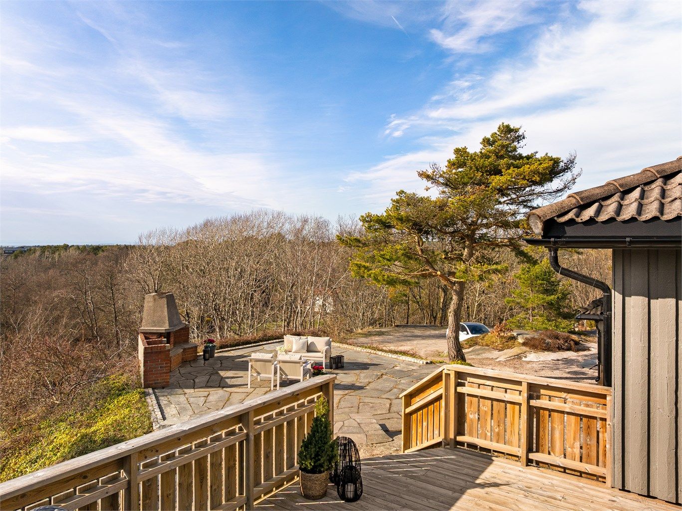 På terrassens vestre side og skiferplattingen nedenfor er solen frem til sene kveldstimer sommerstid.