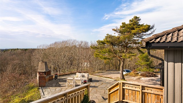 På terrassens vestre side og skiferplattingen nedenfor er solen frem til sene kveldstimer sommerstid.