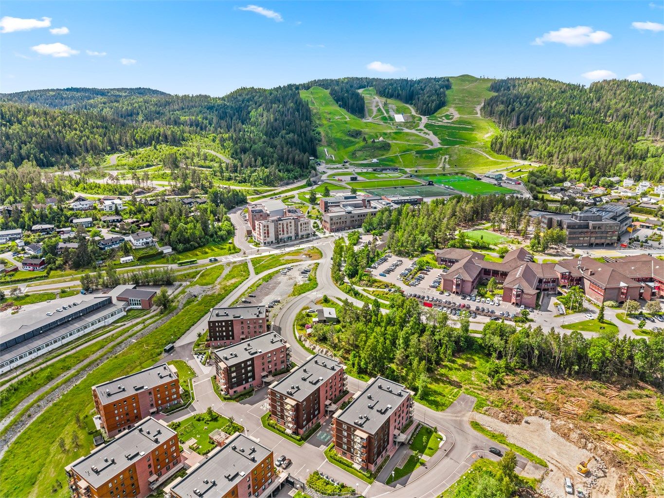 Et komplett tilbud av idrettsanlegg i Marikollen, rett utenfor døren.
