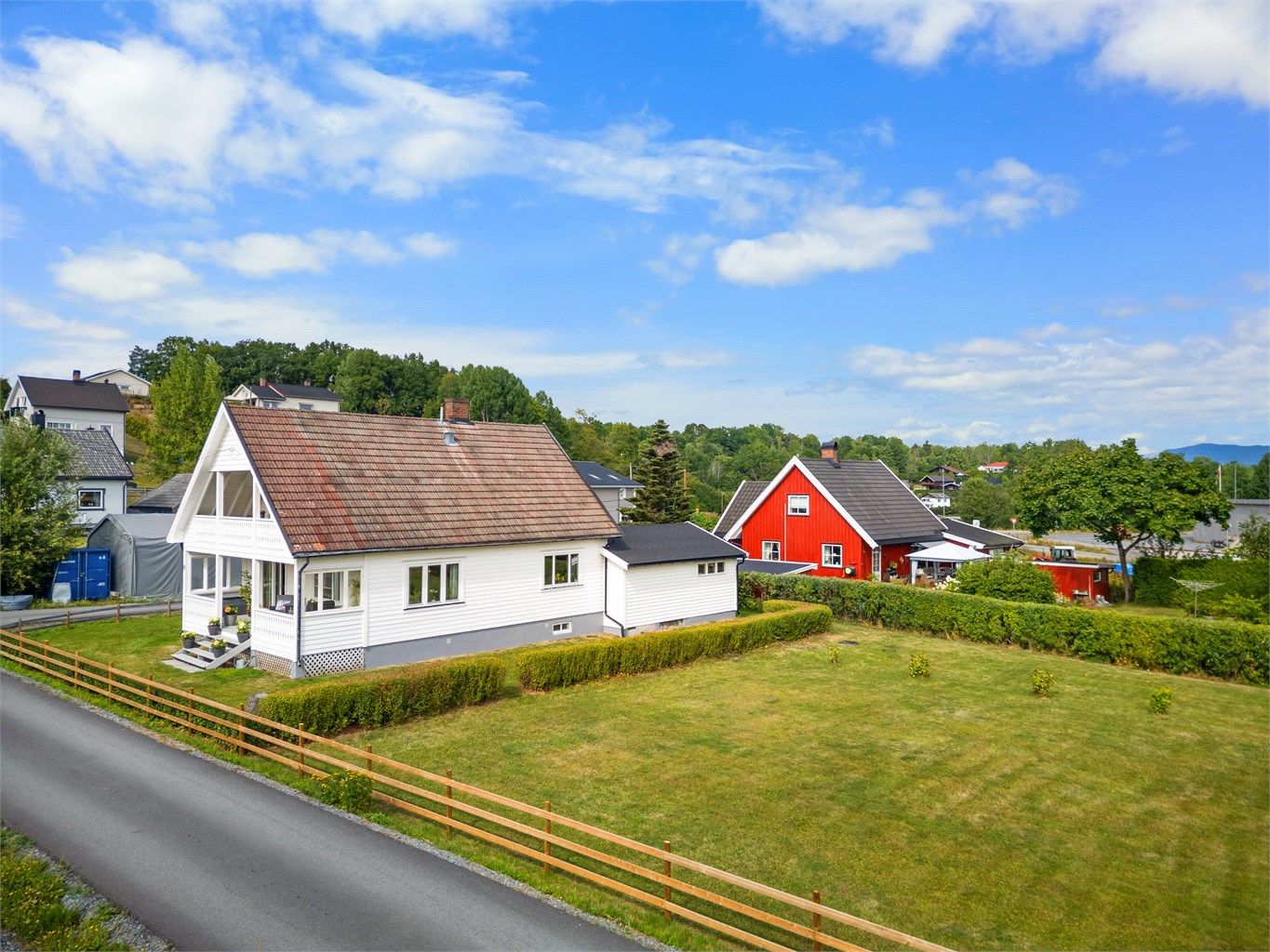 Enebolig med 1,1 mål solrik tomt - etablert boligområde med kort vei til sentrum og togstasjon
Emotional Landscape Production Ole Thoresen