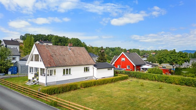 Enebolig med 1,1 mål solrik tomt - etablert boligområde med kort vei til sentrum og togstasjon
Emotional Landscape Production Ole Thoresen