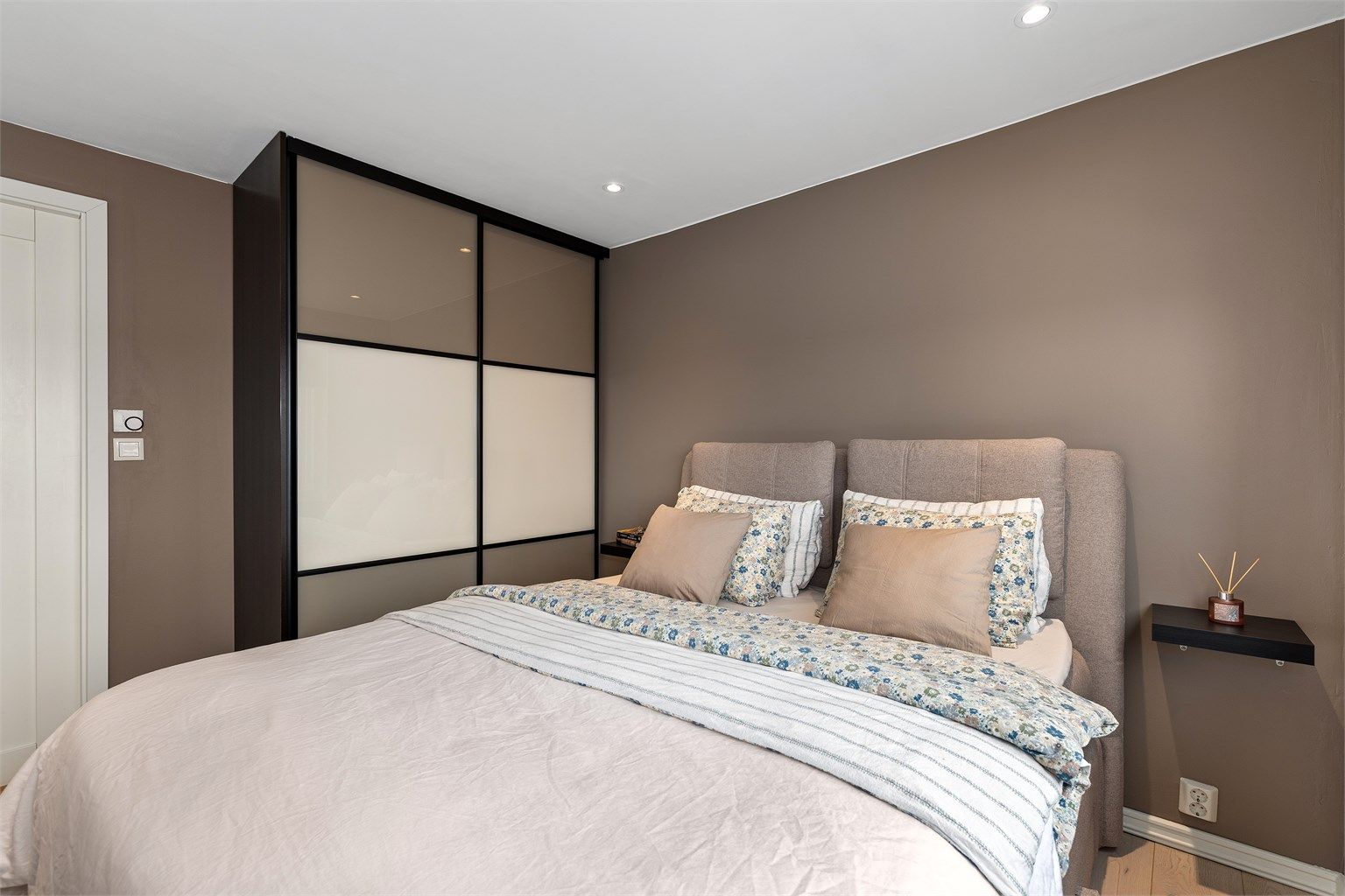 En stor skyvedørsgarderobe gir rikelig med oppbevaringsplass.