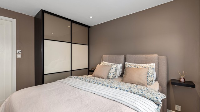 En stor skyvedørsgarderobe gir rikelig med oppbevaringsplass.