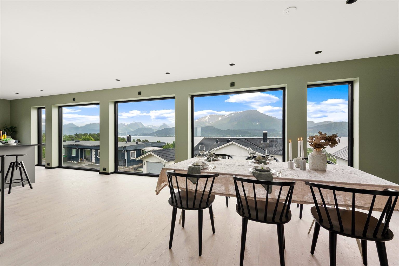 Stor åpen stue, spisestue og kjøkkenløsning på 65 kvm med store vindusflater og godt med naturlig lysinnslipp. Fantastisk utsikt