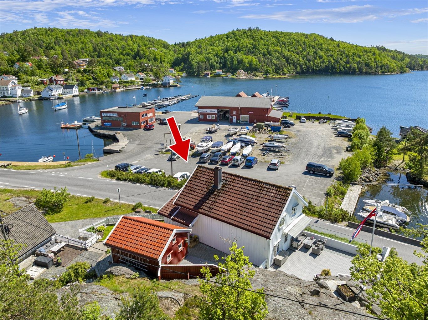 Her bor du med umiddelbar nærhet til sjø, svaberg og båtliv. Det er en liten teig som tilhører på brygga som ligger på andre siden av veien.