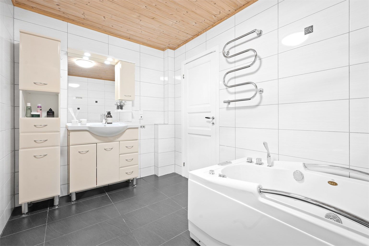 Badet i første etasje er utstyrt med både badekar og dusjkabinett.