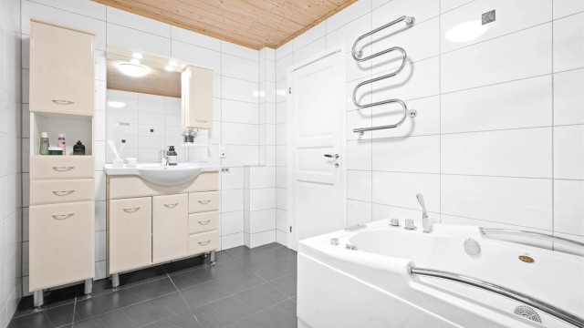 Badet i første etasje er utstyrt med både badekar og dusjkabinett.