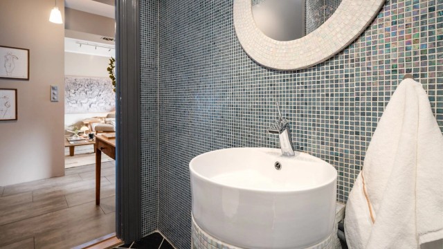 Badet har varmekabler i gulvet for økt komfort og opplegg for vaskemaskin.
