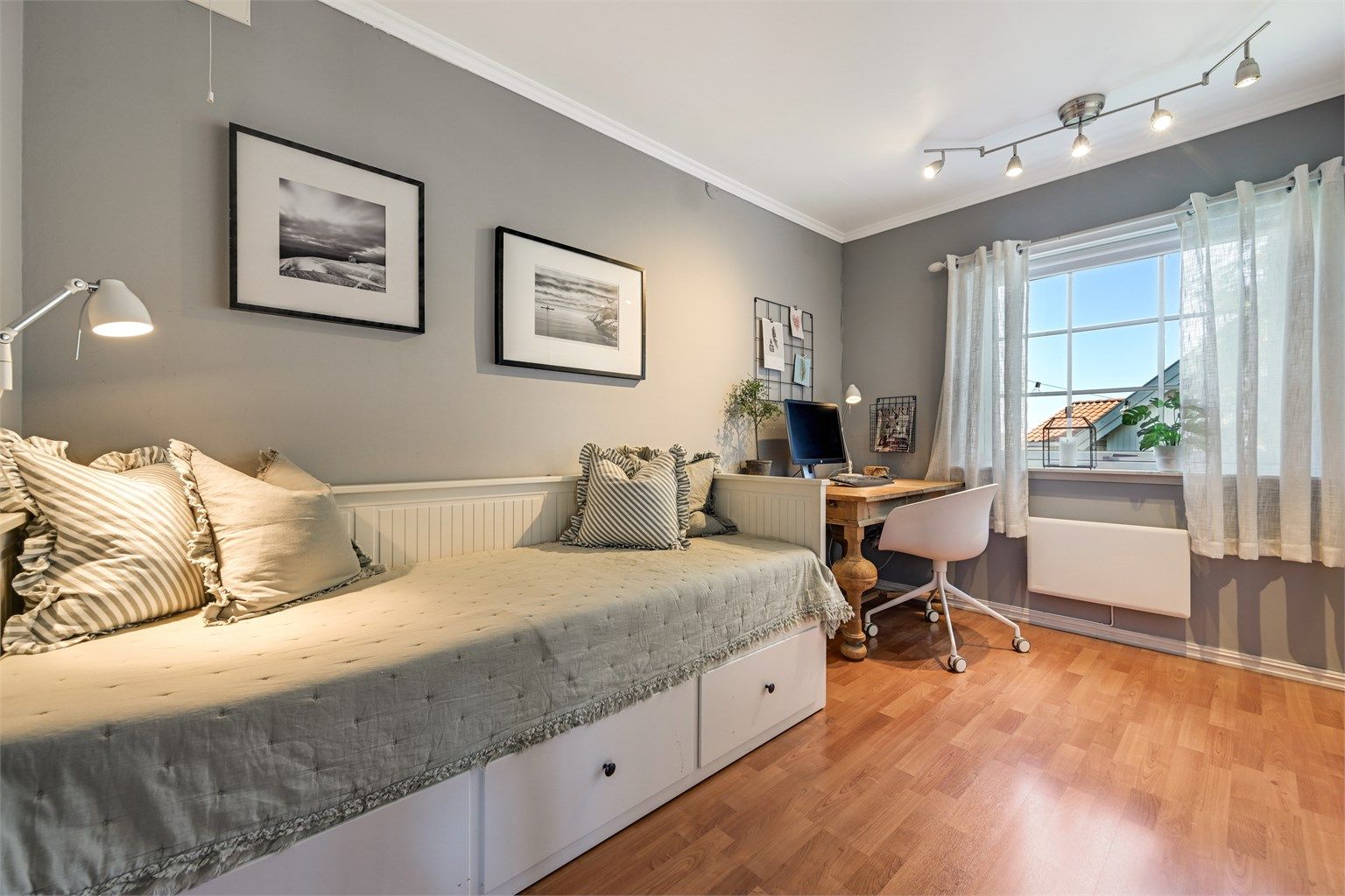 Soverom i 1. etasje med god plass til seng og skrivebord.